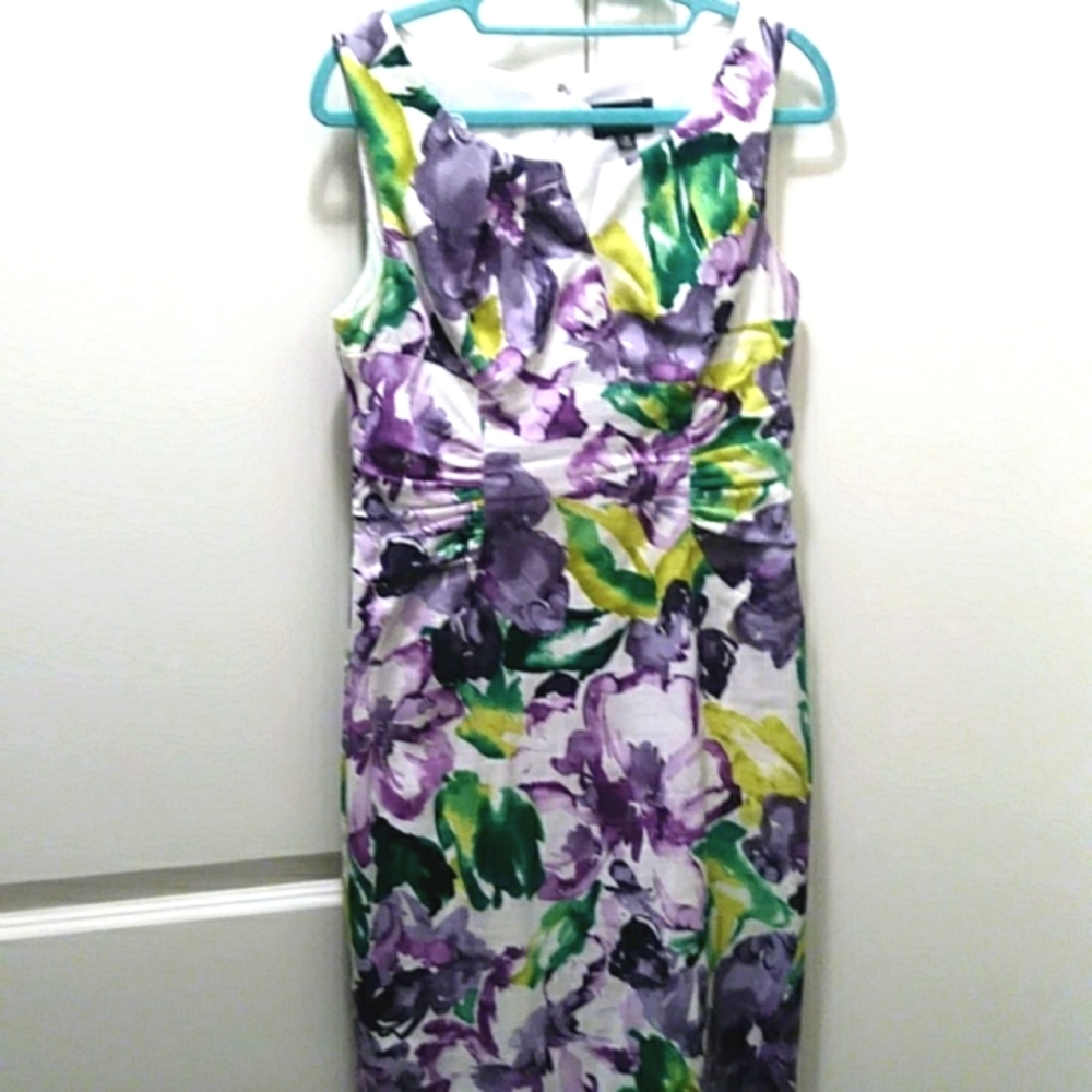 Beautiful sleeveless dress with beautiful colors